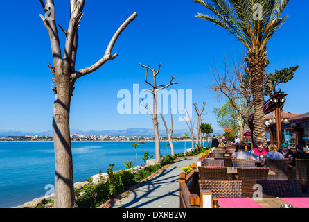 Waterfront Restaurant nella città vecchia guardando verso le spiagge e hotel zona ad ovest, laterale, Provincia di Antalya, Turchia Foto Stock