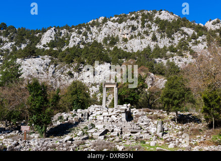 Il Tempio di Artemis-Hadrian e Adriano Propylum vicino parcheggio auto presso le rovine di Termessos, Provincia di Antalya, Pisidia, Turchia Foto Stock