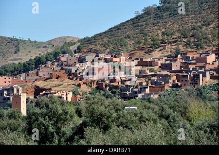 Villaggio berbero in colline ai piedi delle montagne Atlas, fuori l'Ourika P2017 strada da Marrakech Foto Stock