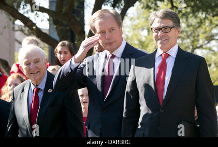 Texas Lt. Gov. David DELTA NAT GAS saluta come egli sorge accanto al Gov. Rick Perry alla dedizione del Vietnam Veterans monumento di Austin Foto Stock