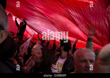 Kadikoy, Istanbul, Turchia -- CHP, il principale partito di opposizione, lo trattiene rally finale in Kadikoy, Istanbul. Il rally attira centinaia e migliaia di tifosi provenienti da tutte le parti di Istanbul. Kadikoy è soprannominato "la fortezza di CHP' come essa è stata storicamente governata da eletti funzionari CHP. Il 29 marzo 2014. Credito: Bikem Ekberzade/Alamy Live News Foto Stock