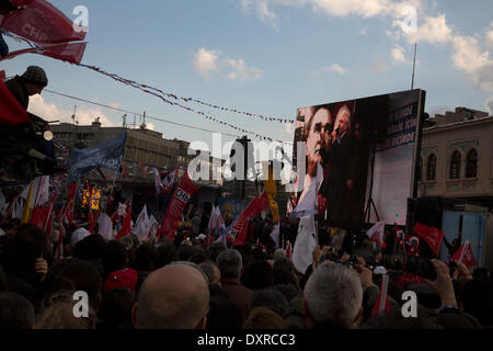 Kadikoy, Istanbul, Turchia -- CHP, il principale partito di opposizione, lo trattiene rally finale in Kadikoy, Istanbul. Il rally attira centinaia e migliaia di tifosi provenienti da tutte le parti di Istanbul. Kadikoy è soprannominato "la fortezza di CHP' come essa è stata storicamente governata da eletti funzionari CHP. Il 29 marzo 2014. Credito: Bikem Ekberzade/Alamy Live News Foto Stock