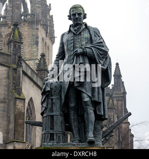 Statua di Adam Smith (1723-1790), filosofo scozzese ed economista, fuori la Cattedrale di St Giles di Edimburgo. Foto Stock