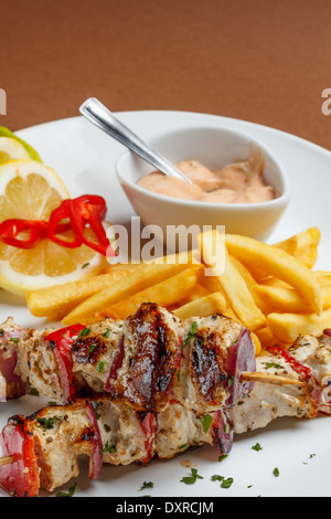 Carni arrosto di pollo shish kebab sulla piastra bianca Foto Stock