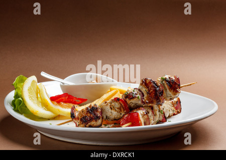 Shish kebab su spiedini di legno Foto Stock