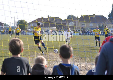 Brett Poates di Gosport punteggi di una prima metà di penalità per mettere Gosport 1-0 fino, Gosport Borough FC v Vescovi Storford FC, SKRILL Divisione meridionale, 29 marzo 2014. (C) Paolo Gordon | Alamy Live News Foto Stock
