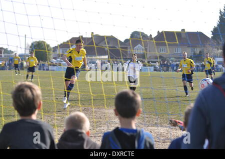Brett Poates di Gosport punteggi di una prima metà di penalità per mettere Gosport 1-0 fino, Gosport Borough FC v Vescovi Storford FC, SKRILL Divisione meridionale, 29 marzo 2014. (C) Paolo Gordon | Alamy Live News Foto Stock