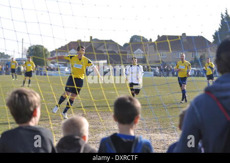 Brett Poates di Gosport punteggi di una prima metà di penalità per mettere Gosport 1-0 fino, Gosport Borough FC v Vescovi Storford FC, SKRILL Divisione meridionale, 29 marzo 2014. (C) Paolo Gordon | Alamy Live News Foto Stock