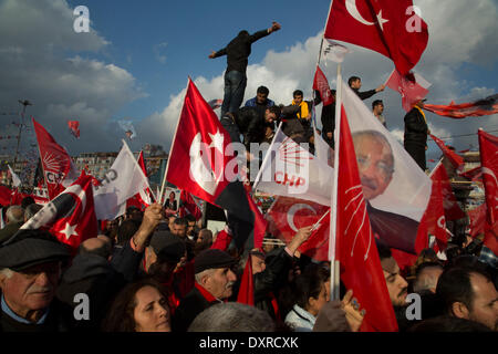 Kadikoy, Istanbul, Turchia -- CHP, il principale partito di opposizione, lo trattiene rally finale in Kadikoy, Istanbul. Il rally attira centinaia e migliaia di tifosi provenienti da tutte le parti di Istanbul. Kadikoy è soprannominato "la fortezza di CHP' come essa è stata storicamente governata da eletti funzionari CHP. Il 29 marzo 2014. Credito: Bikem Ekberzade/Alamy Live News Foto Stock