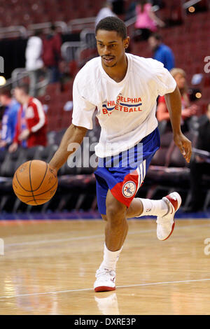 Philadelphia, Pennsylvania, USA. 29 Mar, 2014. Philadelphia 76ers guard Casper Ware (17) in actionduring warm-up prima che il gioco NBA tra i pistoni di Detroit e la Philadelphia 76ers presso la Wells Fargo Center di Philadelphia, Pennsylvania. Christopher Szagola/Cal Sport Media/Alamy Live News Foto Stock