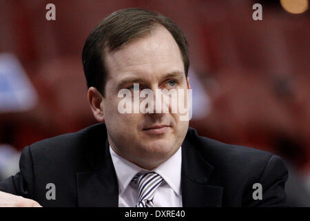 Philadelphia, Pennsylvania, USA. 29 Mar, 2014. Philadelphia 76ers general manager Sam Hinkie guarda su durante il warm-up prima che il gioco NBA tra i pistoni di Detroit e la Philadelphia 76ers presso la Wells Fargo Center di Philadelphia, Pennsylvania. Christopher Szagola/Cal Sport Media/Alamy Live News Foto Stock