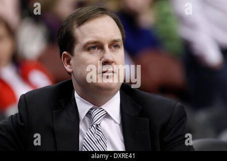 Philadelphia, Pennsylvania, USA. 29 Mar, 2014. Philadelphia 76ers general manager Sam Hinkie guarda su durante il warm-up prima che il gioco NBA tra i pistoni di Detroit e la Philadelphia 76ers presso la Wells Fargo Center di Philadelphia, Pennsylvania. Christopher Szagola/Cal Sport Media/Alamy Live News Foto Stock