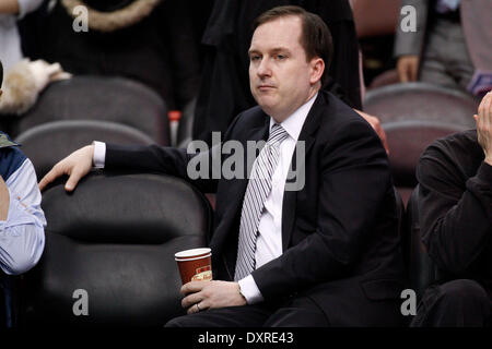 Philadelphia, Pennsylvania, USA. 29 Mar, 2014. Philadelphia 76ers general manager Sam Hinkie guarda su durante il warm-up prima che il gioco NBA tra i pistoni di Detroit e la Philadelphia 76ers presso la Wells Fargo Center di Philadelphia, Pennsylvania. Christopher Szagola/Cal Sport Media/Alamy Live News Foto Stock