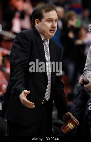 Philadelphia, Pennsylvania, USA. 29 Mar, 2014. Philadelphia 76ers general manager Sam Hinkie guarda su durante il warm-up prima che il gioco NBA tra i pistoni di Detroit e la Philadelphia 76ers presso la Wells Fargo Center di Philadelphia, Pennsylvania. Christopher Szagola/Cal Sport Media/Alamy Live News Foto Stock