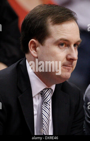 Philadelphia, Pennsylvania, USA. 29 Mar, 2014. Philadelphia 76ers general manager Sam Hinkie guarda su durante il warm-up prima che il gioco NBA tra i pistoni di Detroit e la Philadelphia 76ers presso la Wells Fargo Center di Philadelphia, Pennsylvania. Christopher Szagola/Cal Sport Media/Alamy Live News Foto Stock