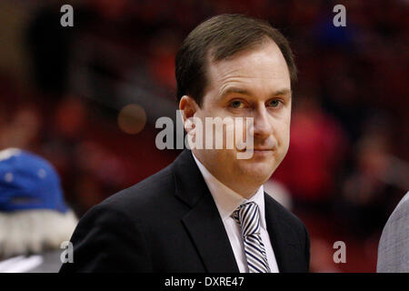 Philadelphia, Pennsylvania, USA. 29 Mar, 2014. Philadelphia 76ers general manager Sam Hinkie guarda su durante il warm-up prima che il gioco NBA tra i pistoni di Detroit e la Philadelphia 76ers presso la Wells Fargo Center di Philadelphia, Pennsylvania. Christopher Szagola/Cal Sport Media/Alamy Live News Foto Stock