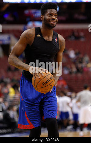 Philadelphia, Pennsylvania, USA. 29 Mar, 2014. Philadelphia 76ers center Nerlens Noel (4) in azione durante il warm-up prima che il gioco NBA tra i pistoni di Detroit e la Philadelphia 76ers presso la Wells Fargo Center di Philadelphia, Pennsylvania. Christopher Szagola/Cal Sport Media/Alamy Live News Foto Stock