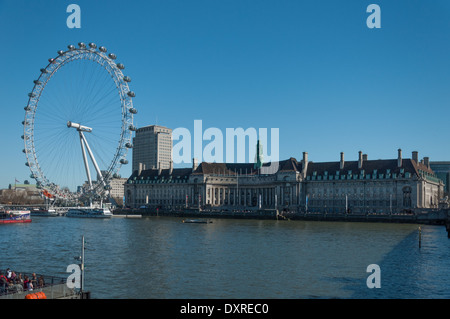 Famosa vista lungo e intorno al fiume Tamigi a Londra vicino alla casa del parlamento Foto Stock