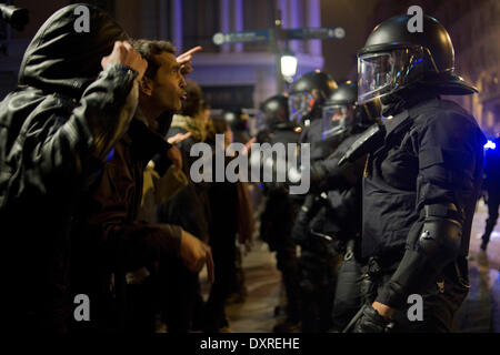 Barcellona, Spagna -29th marzo, 2014. Manifestanti rivolta verso polizia nelle strade di Barcellona. Una manifestazione svoltasi a Barcellona da diversi gruppi sociali contro i tagli e la repressione si è conclusa con scontri con la polizia nel centro della citta'. Credito: Jordi Boixareu/Alamy Live News Foto Stock