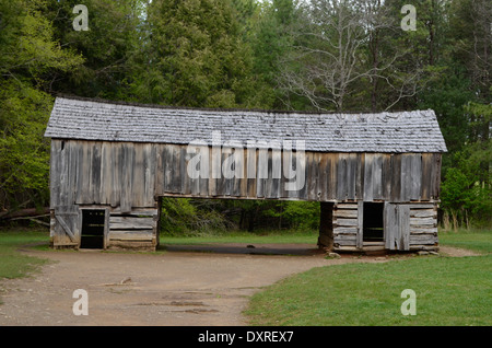 Il vecchio fienile in Cades Cove Great Smokey Mountain National Park, Gatlinburg, Tennessee, Stati Uniti d'America Foto Stock