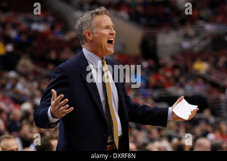 Philadelphia, Pennsylvania, USA. 29 Mar, 2014. Philadelphia 76ers head coach Brett Brown reagisce durante il gioco NBA tra i pistoni di Detroit e la Philadelphia 76ers presso la Wells Fargo Center di Philadelphia, Pennsylvania. Christopher Szagola/Cal Sport Media/Alamy Live News Foto Stock