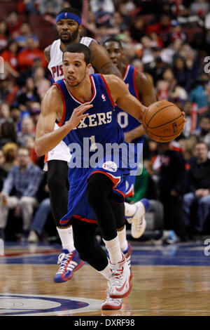 Philadelphia, Pennsylvania, USA. 29 Mar, 2014. Philadelphia 76ers guard Michael Carter-Williams (1) rigidi fino alla corte con la palla durante il gioco NBA tra i pistoni di Detroit e la Philadelphia 76ers presso la Wells Fargo Center di Philadelphia, Pennsylvania. Christopher Szagola/Cal Sport Media/Alamy Live News Foto Stock