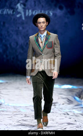 Pechino, Cina. 29 Mar, 2014. Un modello presenta una creazione progettati da Nan Zhixun durante la China Fashion Week di Pechino, capitale della Cina, 29 marzo 2014. Credito: Chen Jianli/Xinhua/Alamy Live News Foto Stock