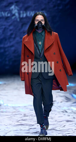 Pechino, Cina. 29 Mar, 2014. Un modello presenta una creazione progettati da Nan Zhixun durante la China Fashion Week di Pechino, capitale della Cina, 29 marzo 2014. Credito: Chen Jianli/Xinhua/Alamy Live News Foto Stock