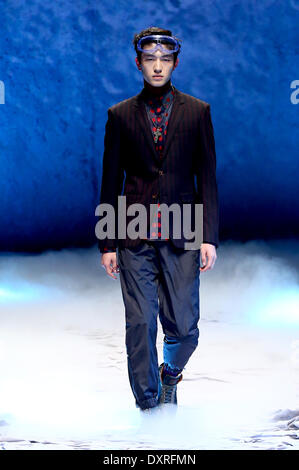 Pechino, Cina. 29 Mar, 2014. Un modello presenta una creazione progettati da Nan Zhixun durante la China Fashion Week di Pechino, capitale della Cina, 29 marzo 2014. Credito: Chen Jianli/Xinhua/Alamy Live News Foto Stock