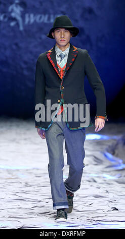 Pechino, Cina. 29 Mar, 2014. Un modello presenta una creazione progettati da Nan Zhixun durante la China Fashion Week di Pechino, capitale della Cina, 29 marzo 2014. Credito: Chen Jianli/Xinhua/Alamy Live News Foto Stock