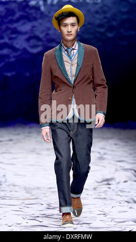 Pechino, Cina. 29 Mar, 2014. Un modello presenta una creazione progettati da Nan Zhixun durante la China Fashion Week di Pechino, capitale della Cina, 29 marzo 2014. Credito: Chen Jianli/Xinhua/Alamy Live News Foto Stock