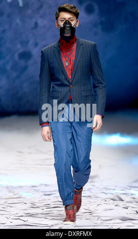 Pechino, Cina. 29 Mar, 2014. Un modello presenta una creazione progettati da Nan Zhixun durante la China Fashion Week di Pechino, capitale della Cina, 29 marzo 2014. Credito: Chen Jianli/Xinhua/Alamy Live News Foto Stock