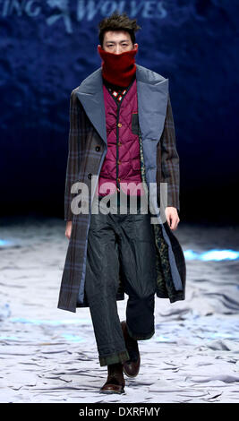 Pechino, Cina. 29 Mar, 2014. Un modello presenta una creazione progettati da Nan Zhixun durante la China Fashion Week di Pechino, capitale della Cina, 29 marzo 2014. Credito: Chen Jianli/Xinhua/Alamy Live News Foto Stock