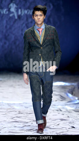 Pechino, Cina. 29 Mar, 2014. Un modello presenta una creazione progettati da Nan Zhixun durante la China Fashion Week di Pechino, capitale della Cina, 29 marzo 2014. Credito: Chen Jianli/Xinhua/Alamy Live News Foto Stock