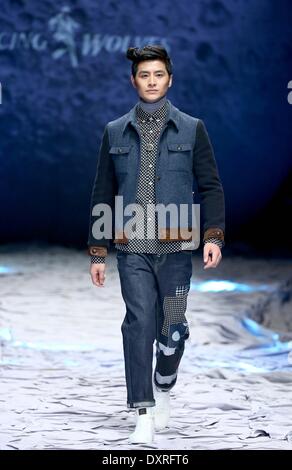 Pechino, Cina. 29 Mar, 2014. Un modello presenta una creazione progettati da Nan Zhixun durante la China Fashion Week di Pechino, capitale della Cina, 29 marzo 2014. Credito: Chen Jianli/Xinhua/Alamy Live News Foto Stock