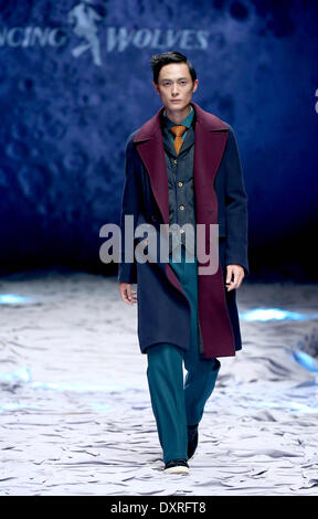 Pechino, Cina. 29 Mar, 2014. Un modello presenta una creazione progettati da Nan Zhixun durante la China Fashion Week di Pechino, capitale della Cina, 29 marzo 2014. Credito: Chen Jianli/Xinhua/Alamy Live News Foto Stock