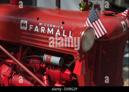 Un vecchio Vintage McCormick Farmall Trattore trebbiatrice internazionale Foto Stock