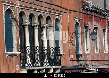 Antica facciata veneziana con finestra tradizionale e lanterna Foto Stock