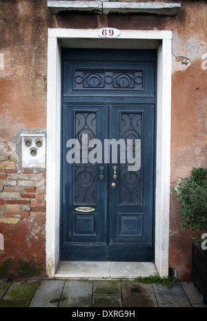 Tradizionale in legno vecchio porta a Venezia, Italia Foto Stock