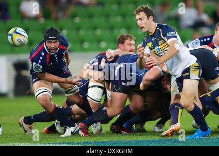 Melbourne, Victoria, Australia, Australia. 28 Mar, 2014. NIC bianco della ACT Brumbies passa la palla durante il round 7 corrispondenza tra i ribelli di Melbourne e ACT Brumbies durante l'australiano Super Rugby stagione 2013/2014 a AAMI Park. © Tom Griffiths/ZUMA filo/ZUMAPRESS.com/Alamy Live News Foto Stock