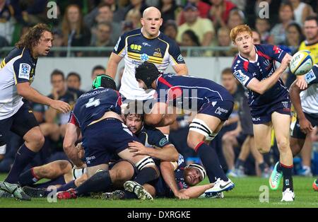 Melbourne, Victoria, Australia, Australia. 28 Mar, 2014. NIC STIRZAKER dei ribelli di Melbourne passare la palla durante il round 7 corrispondenza tra i ribelli di Melbourne e ACT Brumbies durante l'australiano Super Rugby stagione 2013/2014 a AAMI Park. © Tom Griffiths/ZUMA filo/ZUMAPRESS.com/Alamy Live News Foto Stock