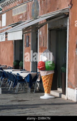 Ristorante classico tavoli e sedie a Venezia con tavolo blu coperchio Foto Stock