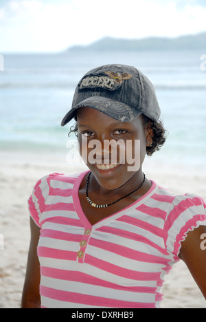 Seychellois giovane ragazza adolescente su La Digue, Seicelle Foto Stock