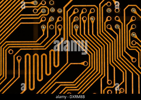 Macro di circuiti stampati / tracce della scheda madre. Dettagli DEL PUNTO DI MESSA A FUOCO nella scheda "Descrizione". Cablaggio all'interno del computer, immagine dettagliata del circuito in primo piano. Foto Stock