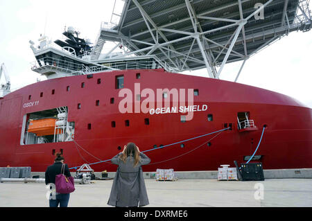 Perth, Australia . 30 Mar, 2014. Una donna prende Foto di Australian Defence nave Ocean scudo che è caricato con materiali di consumo e attrezzature prima di voce per un incaricato area per individuare la scatola nera pinger manca la Malaysia Airlines MH370, a HMAS Stirling base navale vicino a Perth, Australia, 30 marzo 2014. Credito: Xinhua/Alamy Live News Foto Stock