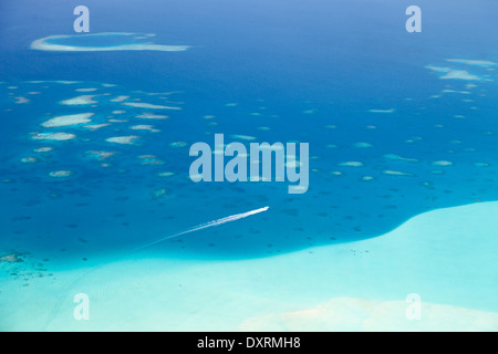 La vista dalla finestra di un aeroplano che vola al di sopra delle Maldive Isole nell'Oceano Indiano 13 Foto Stock