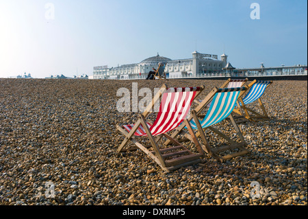 Sdraio di fronte al molo di Brighton sulla spiaggia Foto Stock