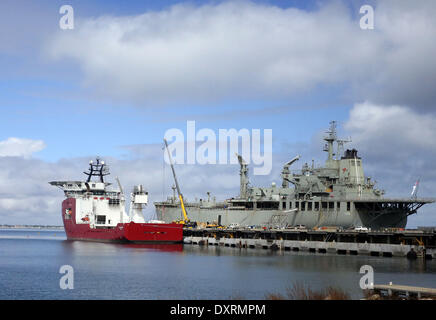 Perth, Australia . 30 Mar, 2014. Australian Defence nave Ocean Shield è caricato con materiali di consumo e attrezzature prima di voce per un incaricato area per individuare la scatola nera pinger manca la Malaysia Airlines MH370, a HMAS Stirling base navale vicino a Perth, Australia, 30 marzo 2014. Credito: Xinhua/Alamy Live News Foto Stock