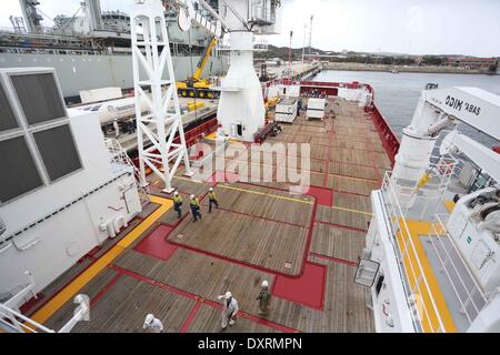 Perth, Australia . 30 Mar, 2014. Australian Defence nave Ocean Shield è caricato con materiali di consumo e attrezzature prima di voce per un incaricato area per individuare la scatola nera pinger manca la Malaysia Airlines MH370, a HMAS Stirling base navale vicino a Perth, Australia, 30 marzo 2014. Credito: Xinhua/Alamy Live News Foto Stock