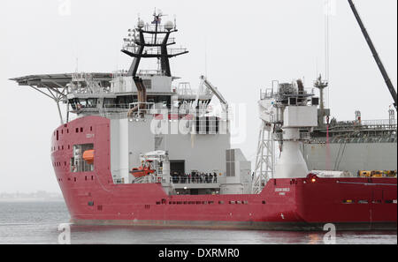 Perth, Australia . 30 Mar, 2014. Australian Defence nave Ocean Shield è caricato con materiali di consumo e attrezzature prima di voce per un incaricato area per individuare la scatola nera pinger manca la Malaysia Airlines MH370, a HMAS Stirling base navale vicino a Perth, Australia, 30 marzo 2014. Credito: Xinhua/Alamy Live News Foto Stock